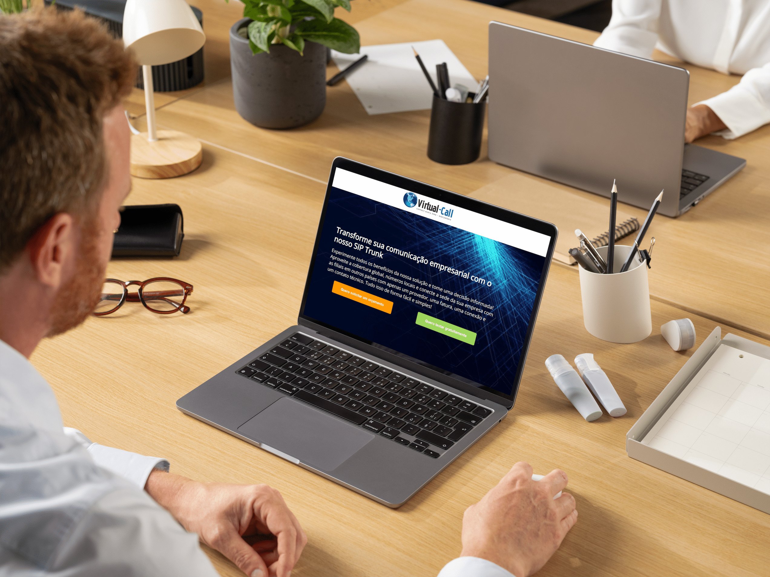 Gerente de TI acessando a landing page da Virtual-Call 'Solicite teste grátis SIP Trunk' em seu laptop.
