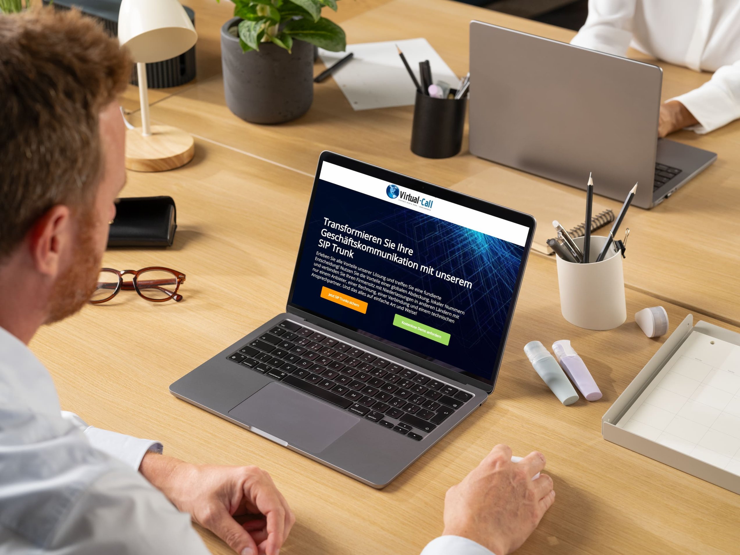 IT-Manager, der mit seinem Laptop auf die Landing Page von Virtual-Call zugreift, um einen kostenlosen SIP trunk Test anzufordern.