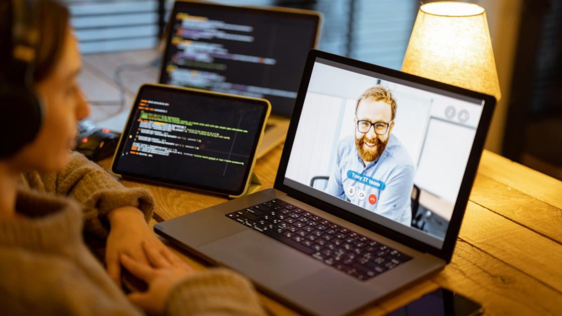 Two coworkers participating in a videoconference, demonstrating the integration of VoIP and Microsoft Teams for business use.